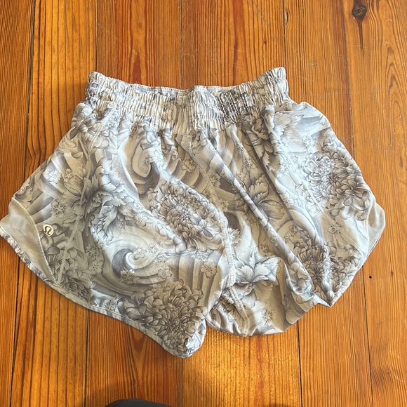 Lululemon hotty hot shorts 4 inch - Picture 2 of 4